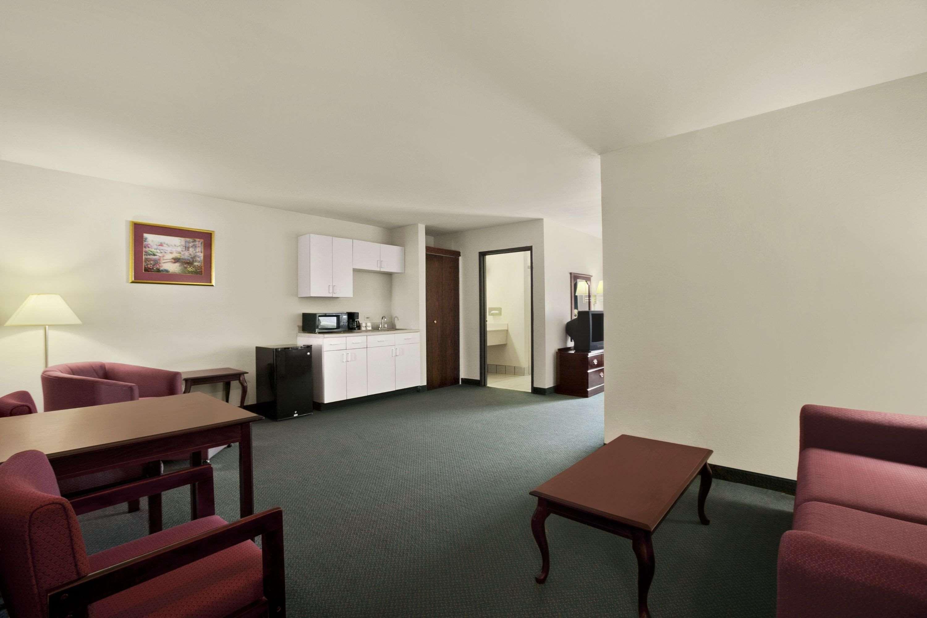 Days Inn & Suites By Wyndham Romeoville Eksteriør bilde