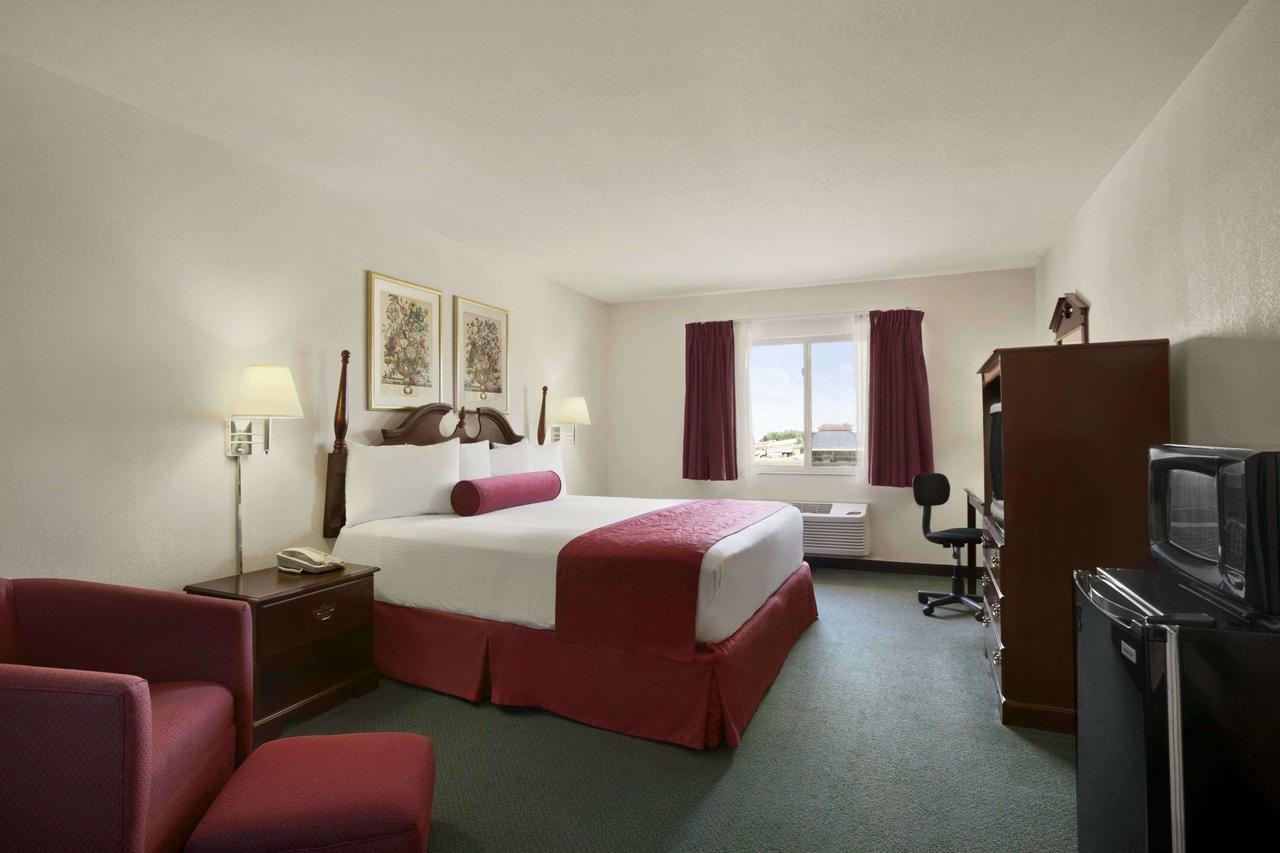 Days Inn & Suites By Wyndham Romeoville Eksteriør bilde