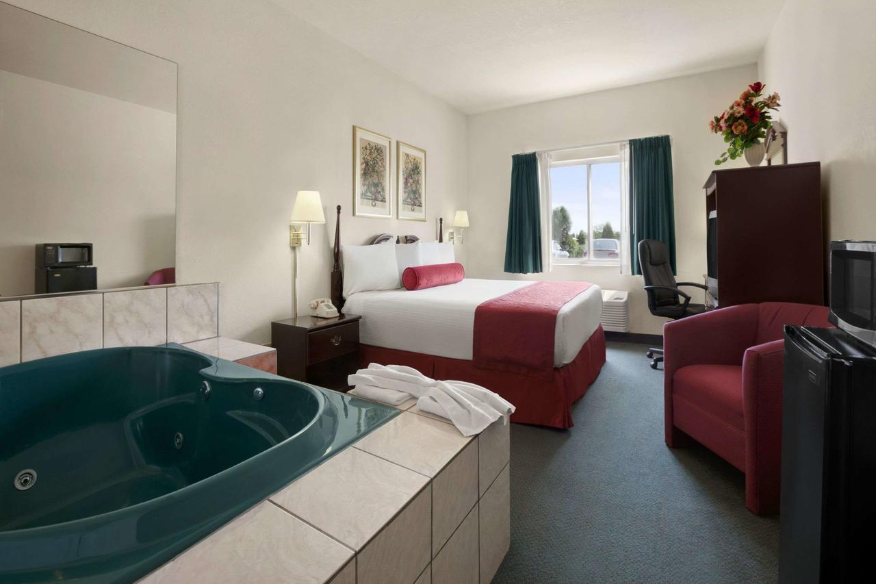 Days Inn & Suites By Wyndham Romeoville Eksteriør bilde